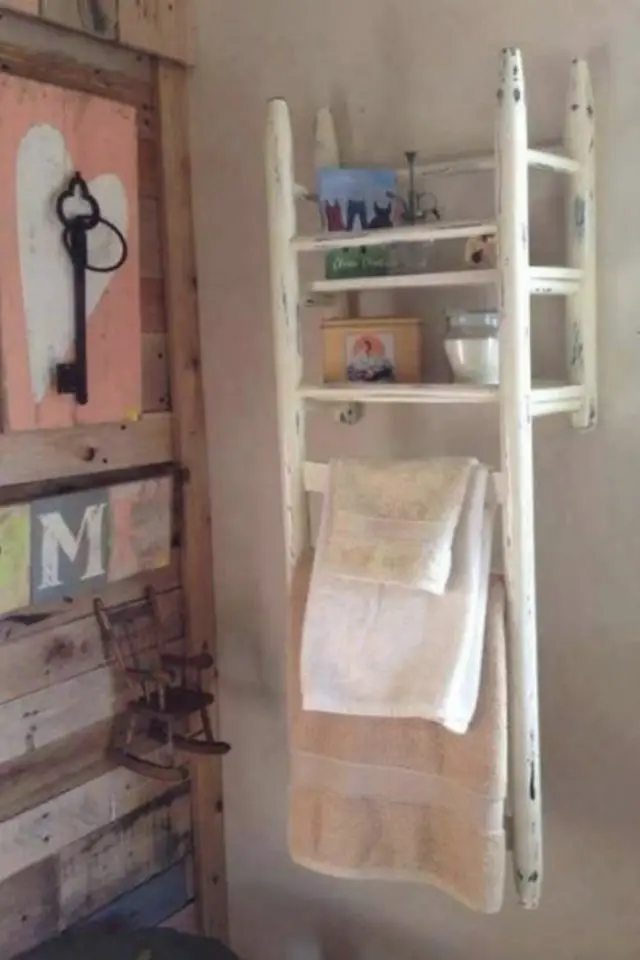 recup meuble salle de bain exemple chaise fixée au mur étagère et porte serviette