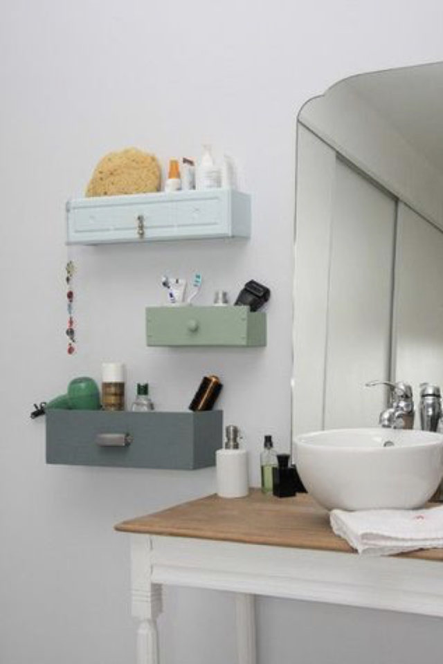 recup meuble salle de bain exemple tiroir fixés au murs rangement appoint dessus lavabo