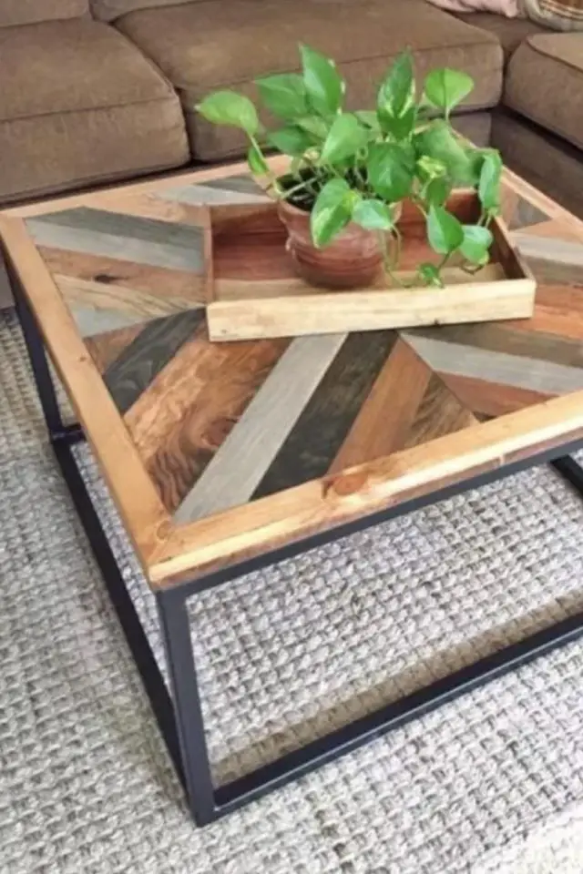 salon recup idee table basse plateau créé avec du bois de récupération différentes teintes chevrons