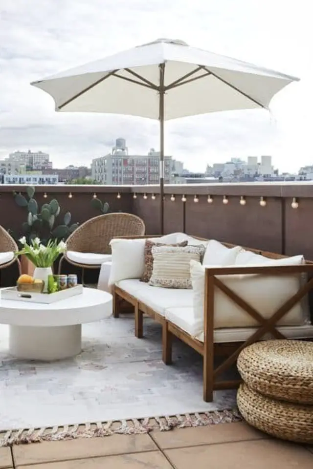 terrasse deco simple et chic exemple rooftop canisse en bois grand parasol blanc salon de jardin canapé extérieur élégant