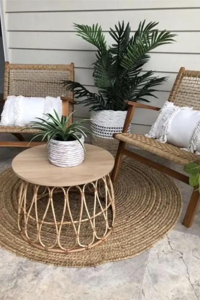 terrasse deco simple et chic exemple petit fauteuil en bois et cannage table en rotin tapis en jute micro-terrasse patio petite plantes vertes lambris blanc