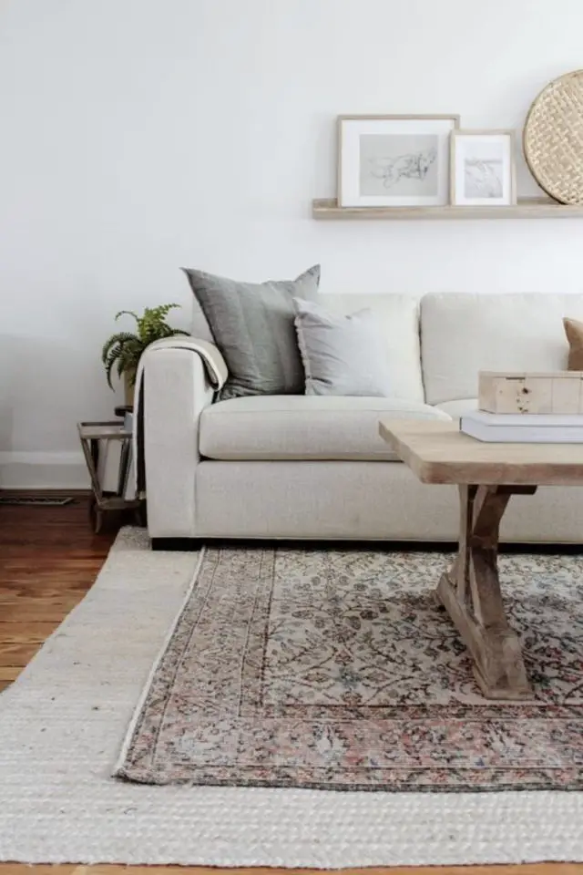 accessoire deco textile salon idee slow living décor élégant canapé beige tapis oriental bois