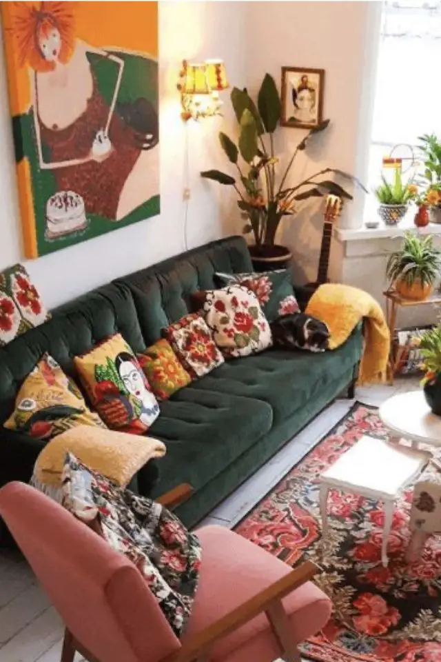 accessoire deco textile salon idee coussin canapé vert motif floral éclectique