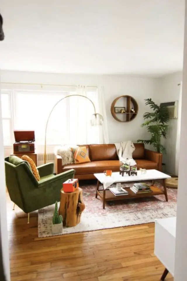 accessoire deco textile salon idee ambiance vintage moderne canapé droit en cuir fauteuil vert coussins colorés