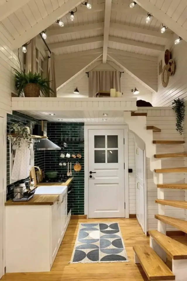 amenagement cuisine tiny house exemple 2 plans parallèles plan de travail chaque côté de l'évier électroménager sous escalier