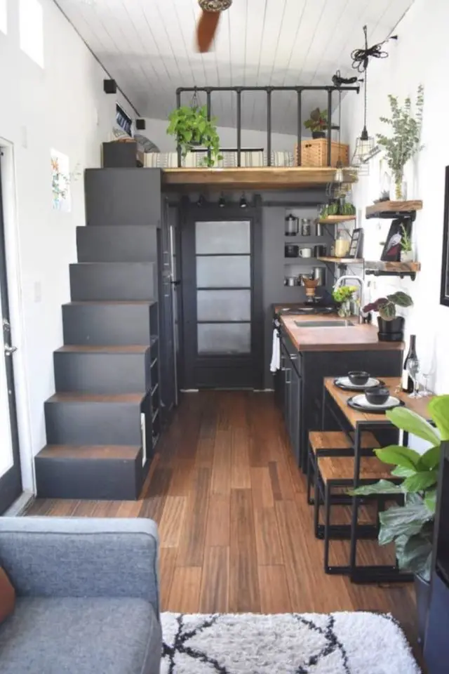 amenagement cuisine tiny house exemple tout en longueur espace coin repas dans la continuité