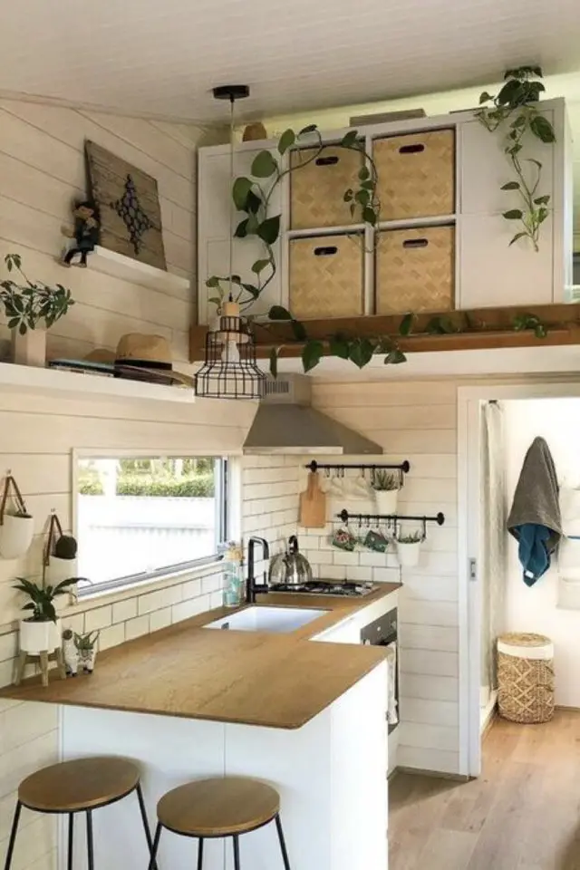 amenagement cuisine tiny house exemple grand plan de travail plan snack ilot blanc et bois