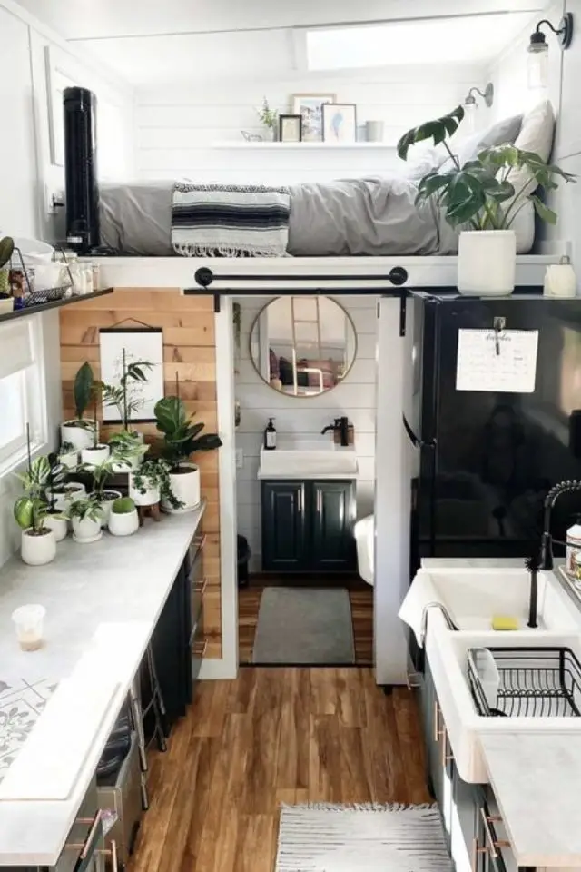 amenagement cuisine tiny house exemple petite espace décoration gris blanc bois chaleureux