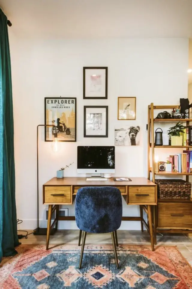 bureau vintage seconde main exemple deco avec tiroir en bois tapis lampadaire ordinateur
