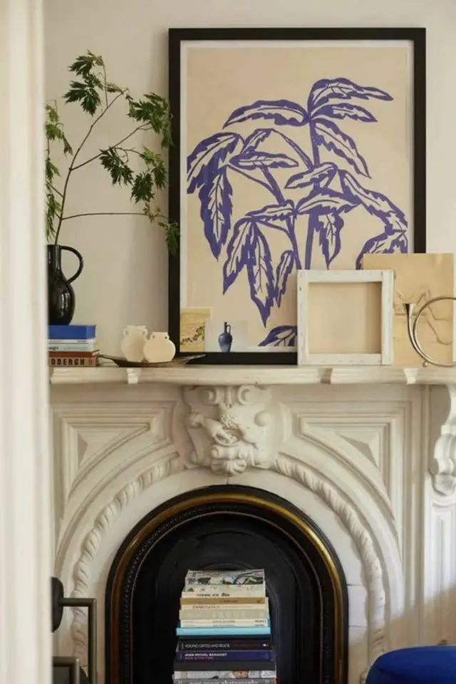 cadre deco vegetal mur linogravure bleue simple élégante dessus cheminée