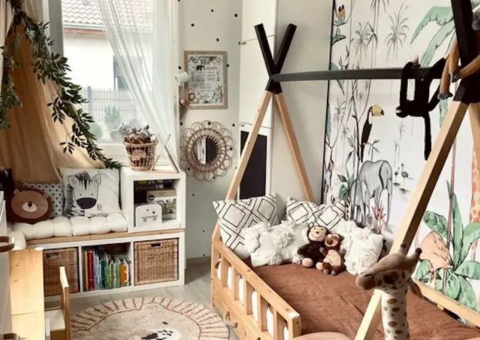 chambre enfant idee facile deco lit tipie cabane bois papier peint jungle