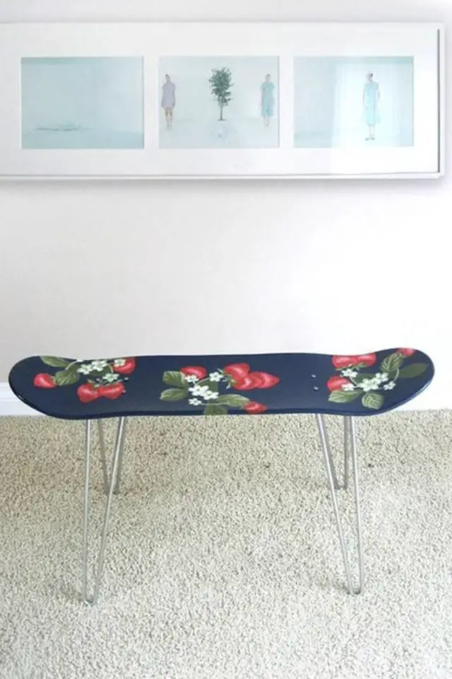 creer console avec ancien skateboard revêtement floral étonnant piètement en épingle