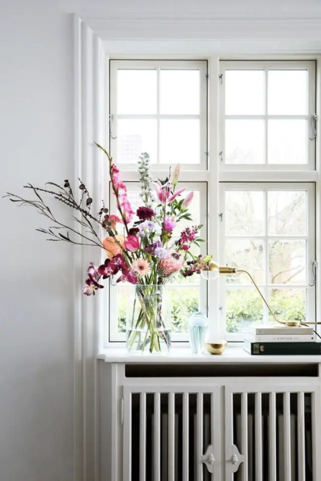deco rebord de fenetre exemple joli bouquet de fleur coloré vase transparent livre