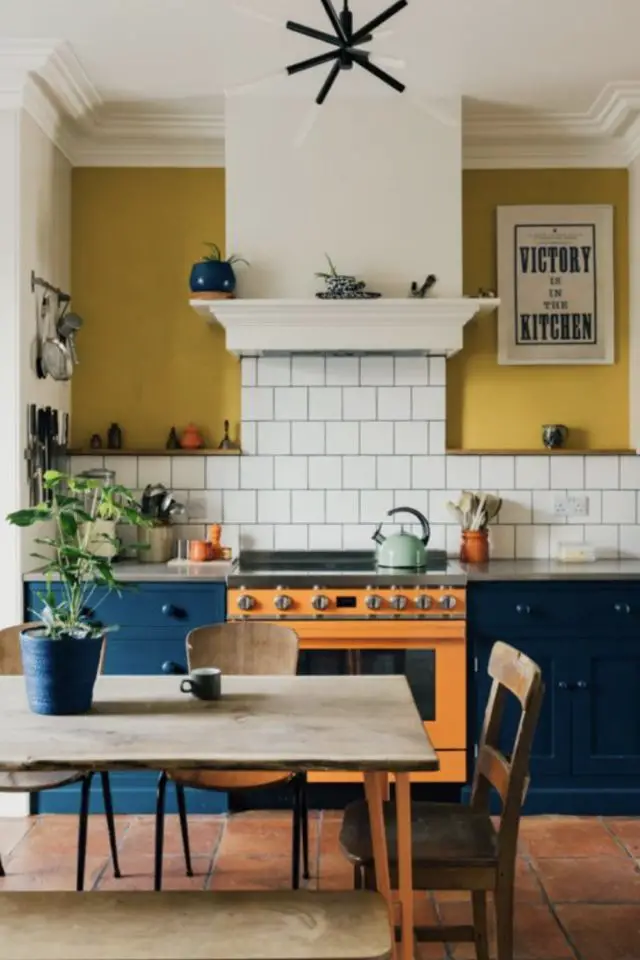 decor cuisine vintage retro piano de cuisson orange ancien couleur mur jaune