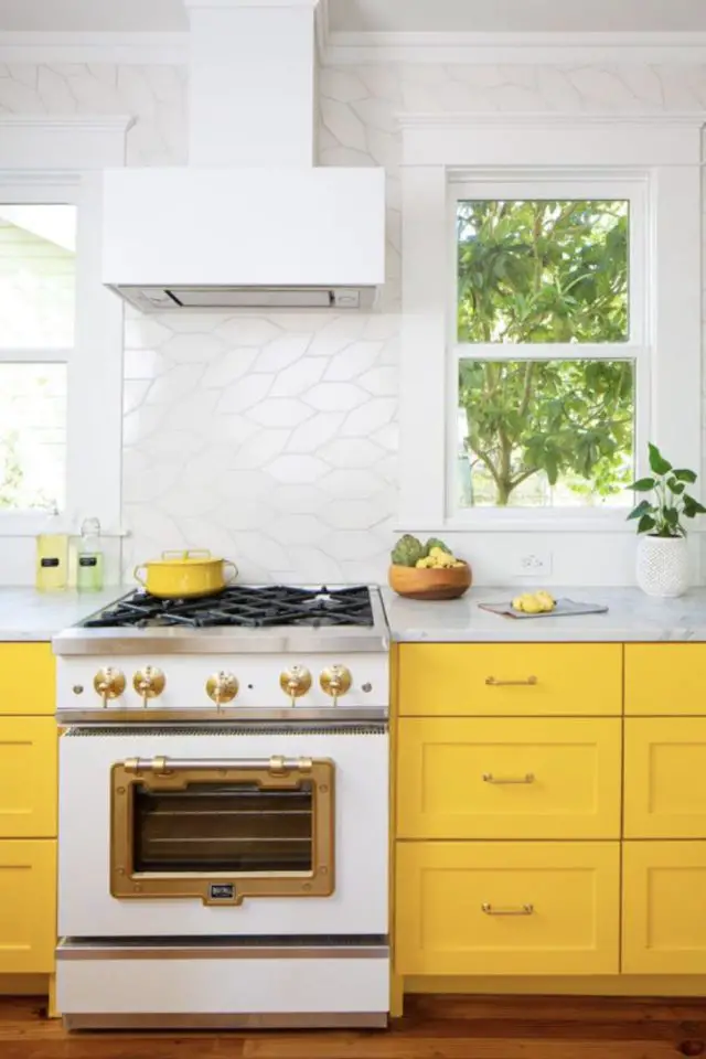 decor cuisine vintage retro piano de cuisine blanc meuble jaune mur blanc