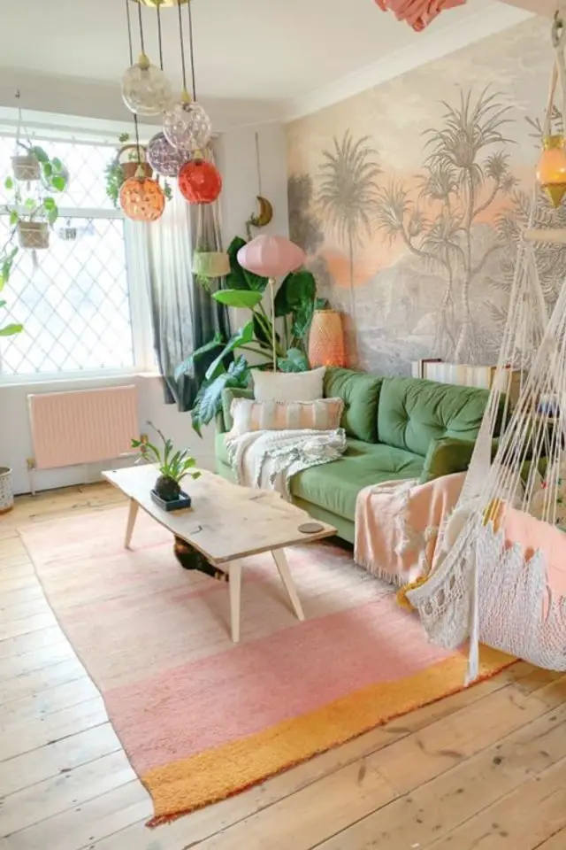 decor salon plantes interieures canapé vert papier peint fauteuil suspendu