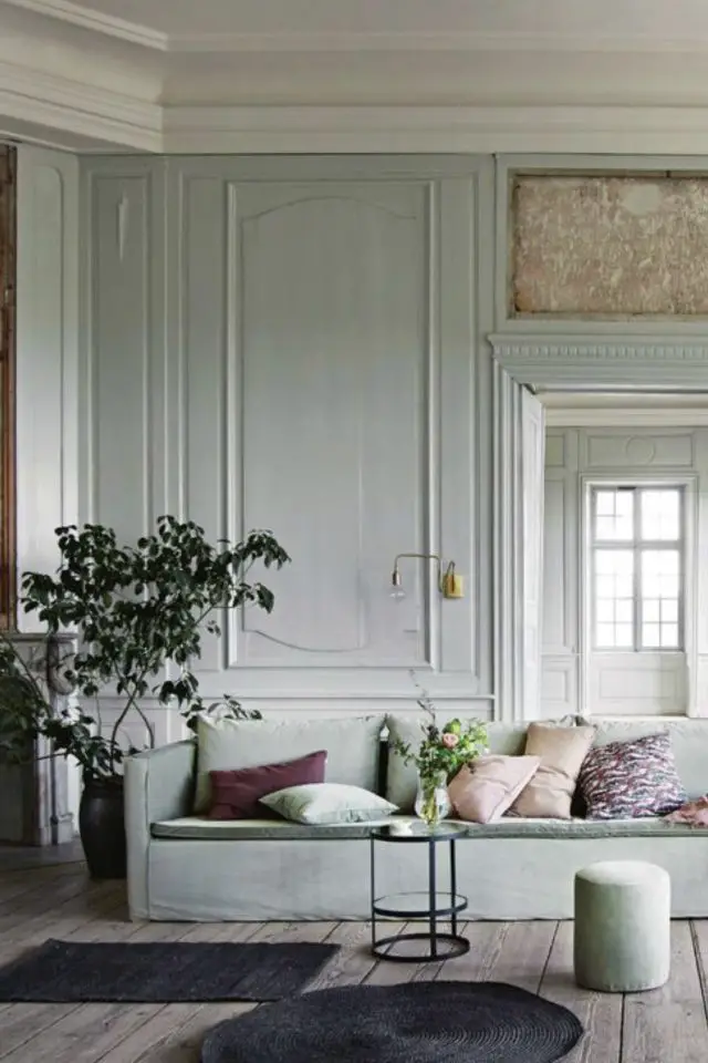 decoration interieur couleur douce vert mur pastel canapé ton sur ton moulure coussin pastel
