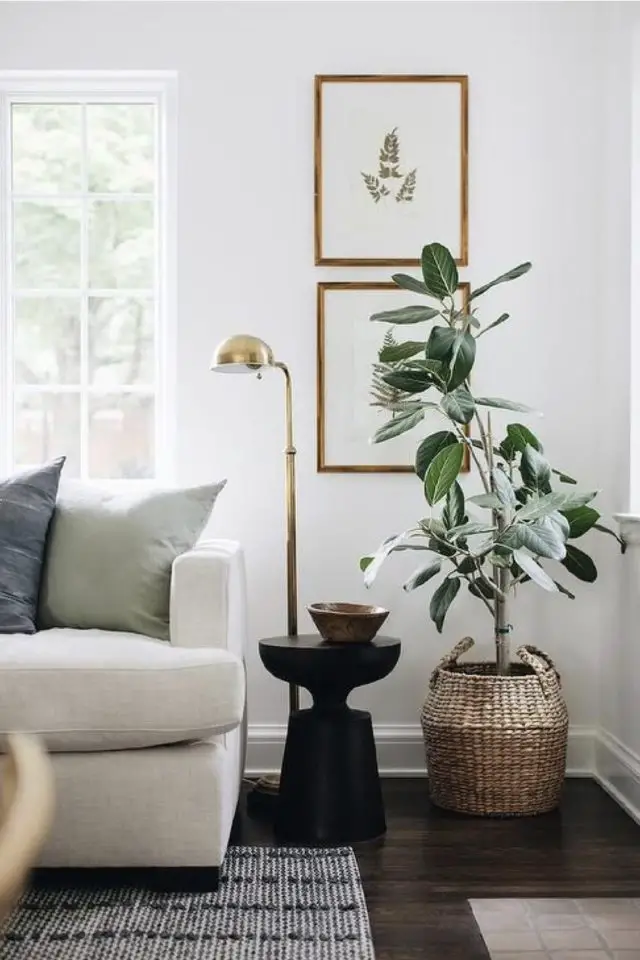 decoration salon bout de canape rond exemple sofa blanc beige contraste meuble appoint lampadaire liseuse plante verte