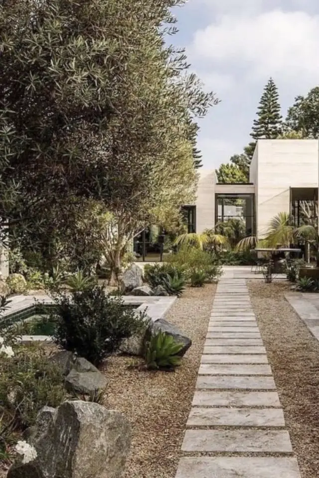 exemple allee jardin dalle beton associée avec des gravier extérieur design