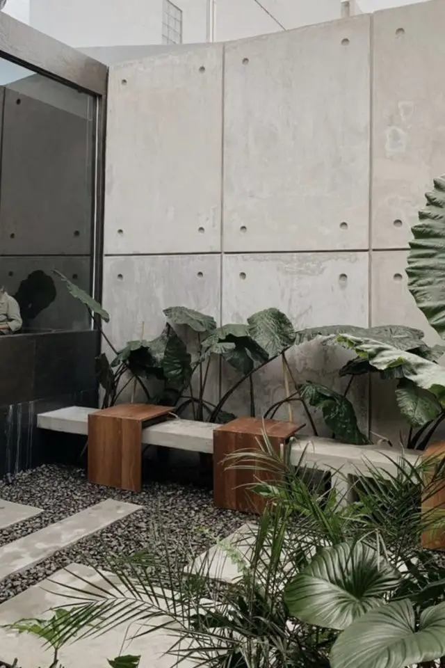 exterieur beton gravier bois decoration banc façade clôture épuré sobre chic plantes vertes