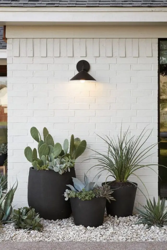 exterieur design gravier exemple devanture façade élégante chic pot de fleurs noirs applique murale outdoor minimaliste