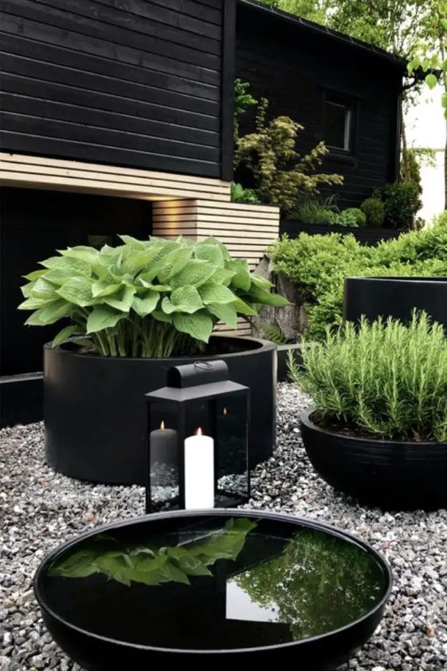 exterieur design gravier exemple terrasse alternative revêtement sol petit bassin fontaine pot pour plantes extérieures noir
