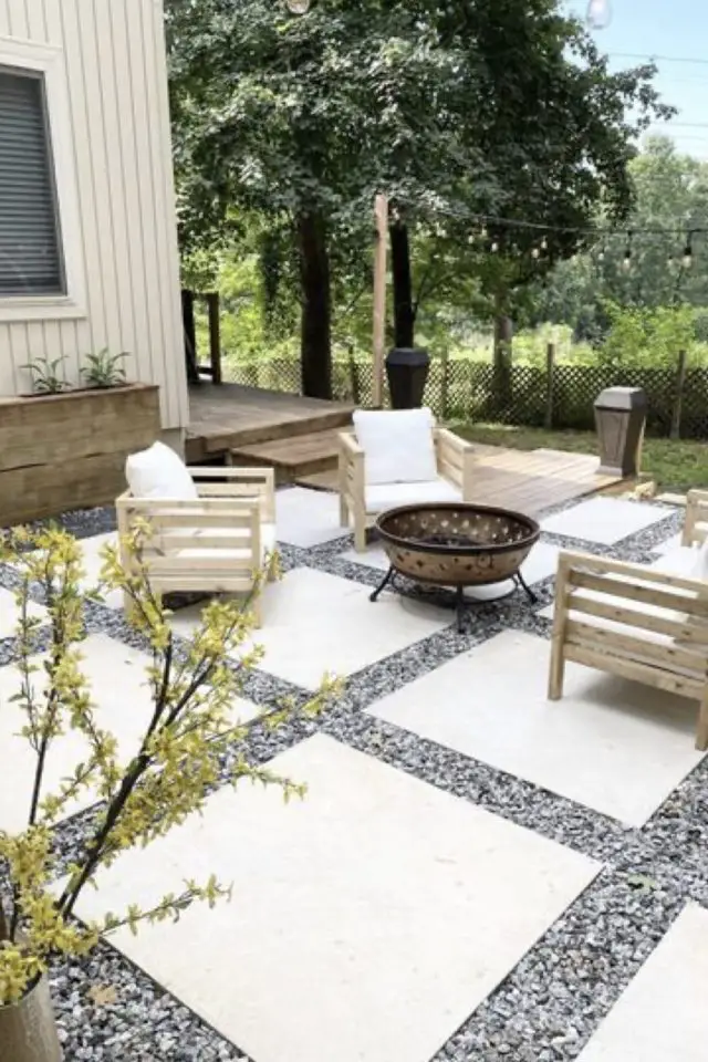 terrasse en beton desing exemple salon de jardin en bois clair avec coussin brasero en métal