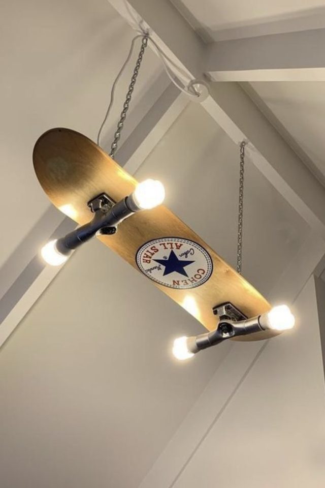 upcycling skateboard luminaire exemple suspension récup original converse