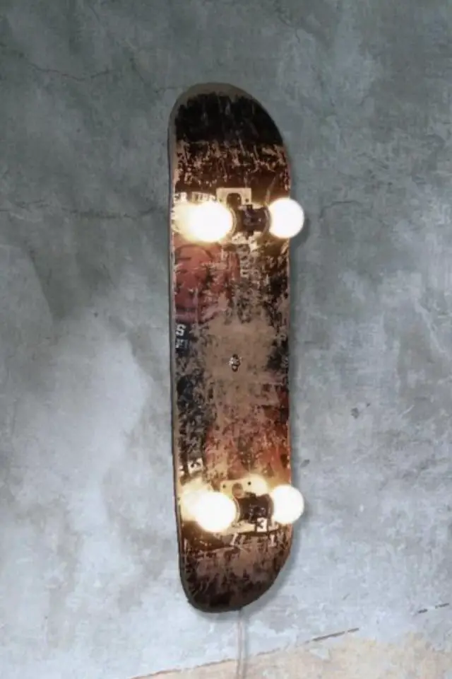 upcycling skateboard luminaire exemple décoration durable eco-friendly applique murale