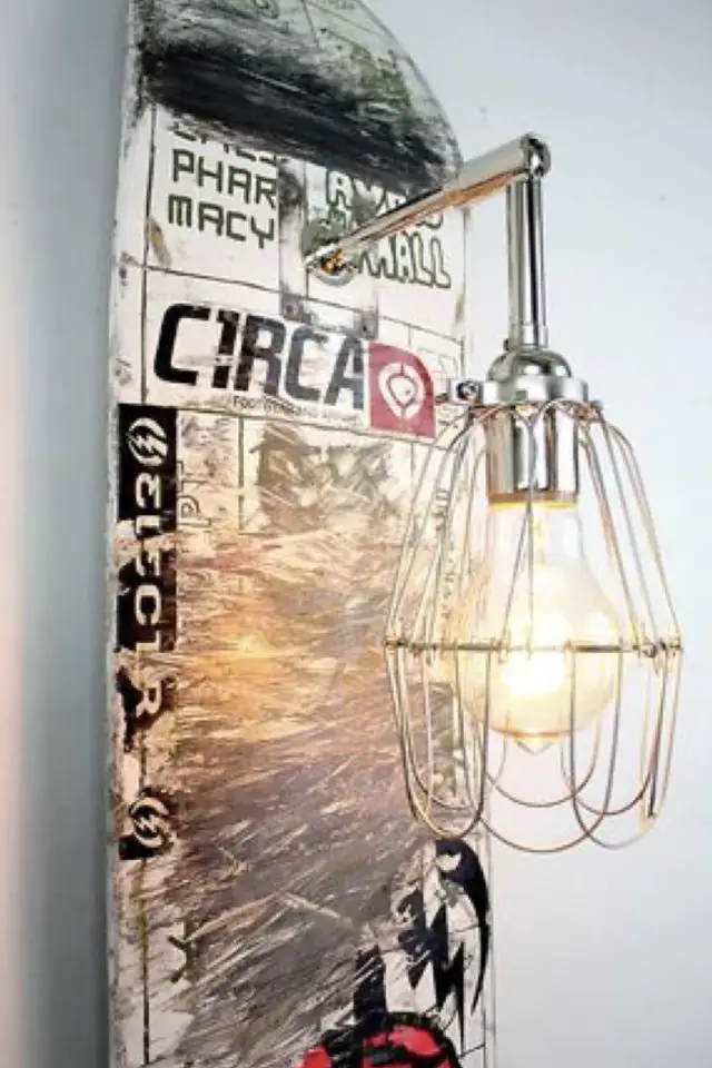 upcycling skateboard luminaire exemple applique murale DIY