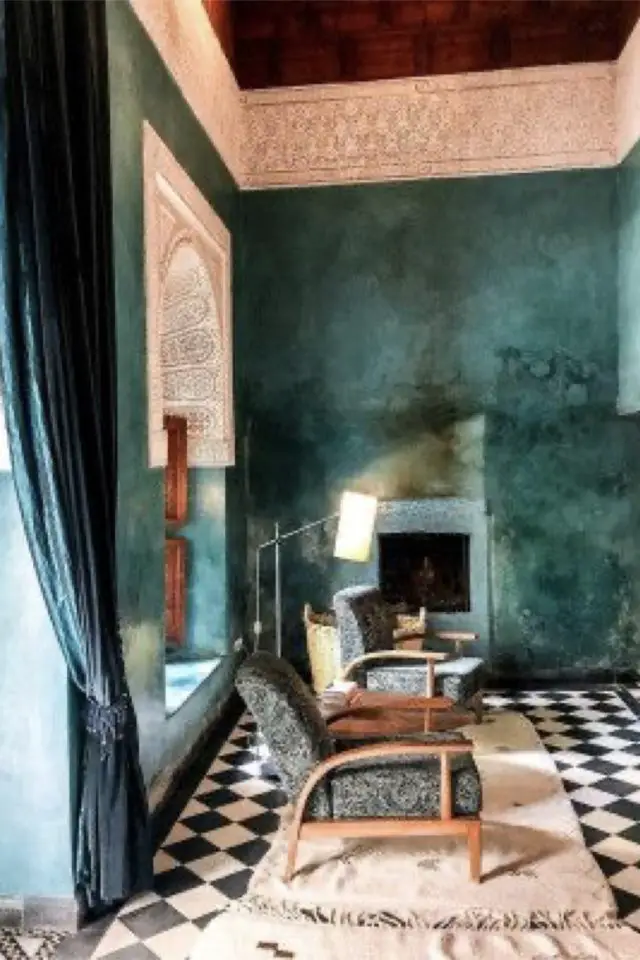 ambiance deco maroc tadelakt exemple bleu vert canard élégant salon colonial