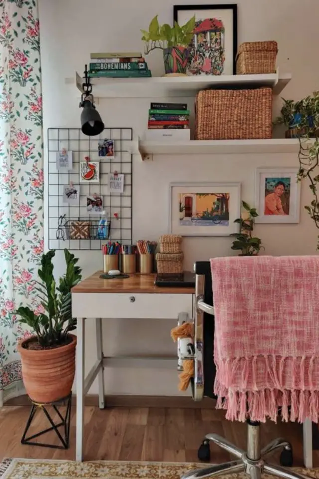 appartement etudiant bureau pratique petit meuble étagère moodboard plantes verte au sol