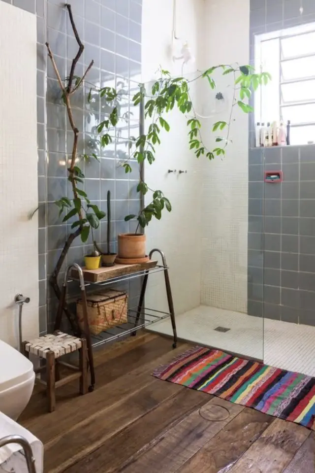 appartement etudiant petite salle de bain exemple salle de douche moderne banc pot de fleur idée déco