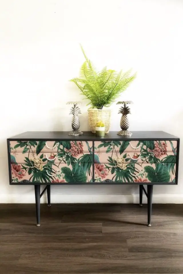 comment relooker enfilade buffet papier peint floral tropicale sur fond rose poignée en cordelette