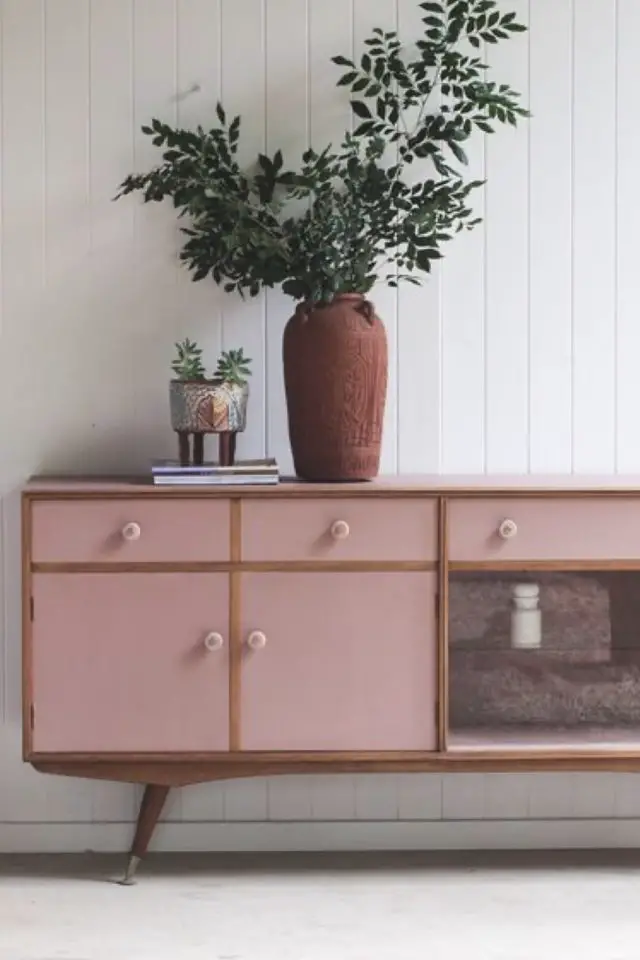 comment relooker enfilade buffet vintage avec tiroir et vitrine peinture rose et verni bois