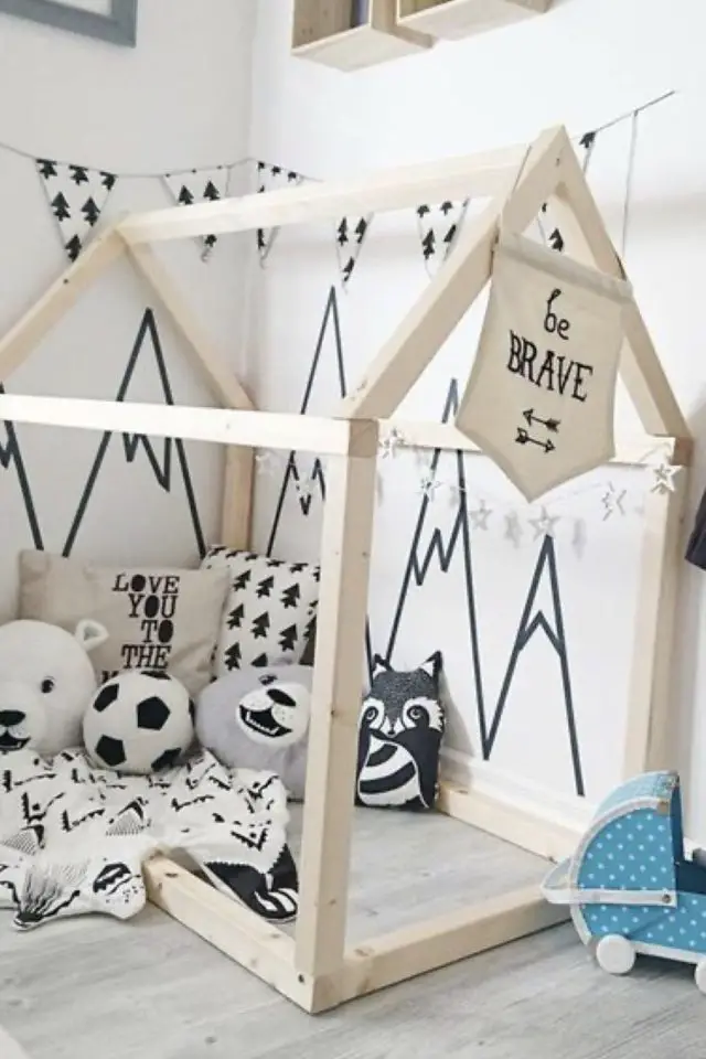 decoration enfant masking tape exemple lit cabane moderne en bois motif mural montagne noir et blanc facile