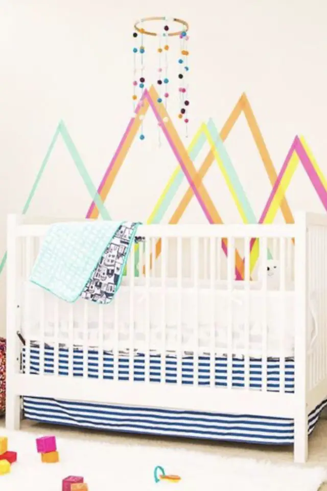 decoration enfant masking tape exemple coloré lit bébé motif triangle facile à faire