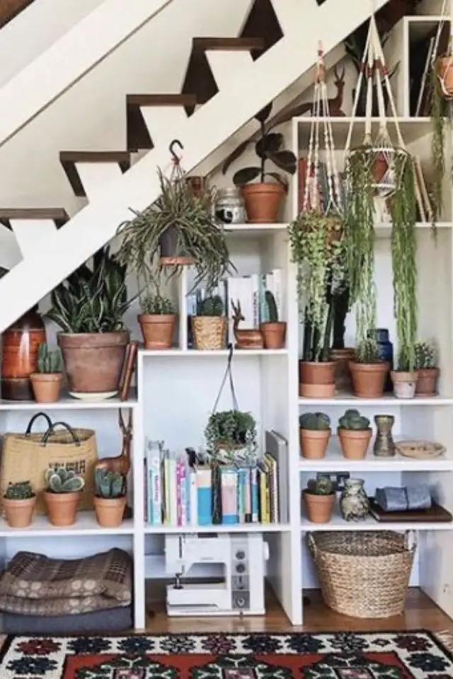 decorer escalier avec plantes exemple module étagère blanc rangement bibliothèque pot de fleurs