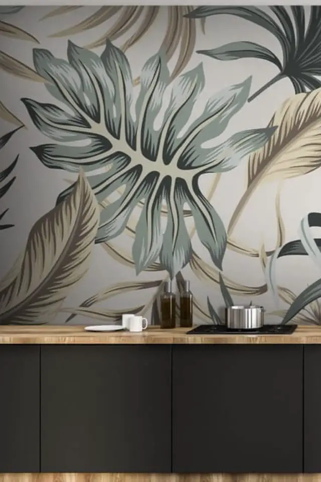 exemple papier peint cuisine moderne meuble noir sombre plan de travail bois motif tropical jungle feuillage vert fond blanc