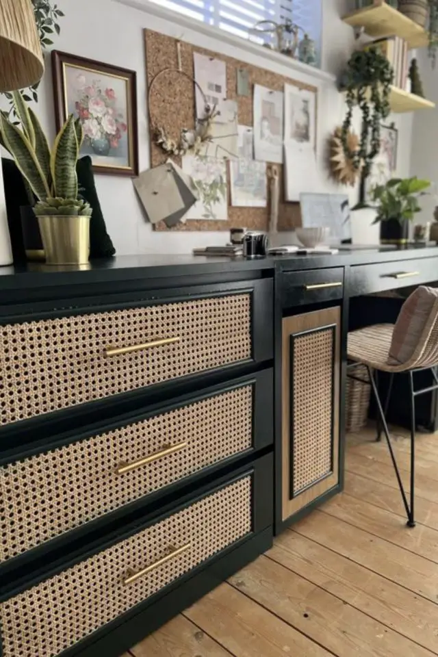 ikea hack bureau exemple malm cannage peinture noir élégant chic tiroir pratique déco