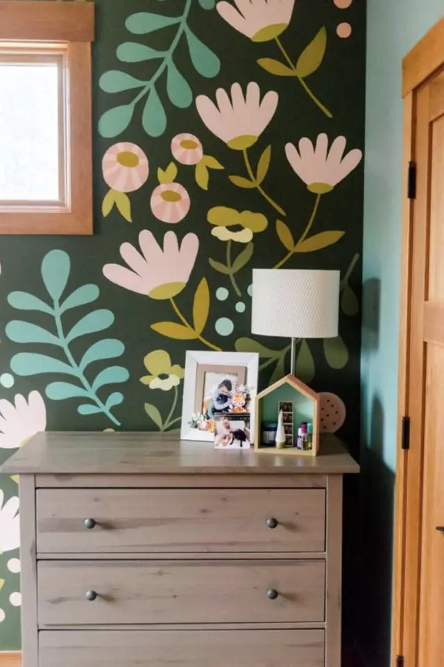 peinture decor mural fleur plante exemple mettre en avant un meuble en bois fond sombre noir dessin simple