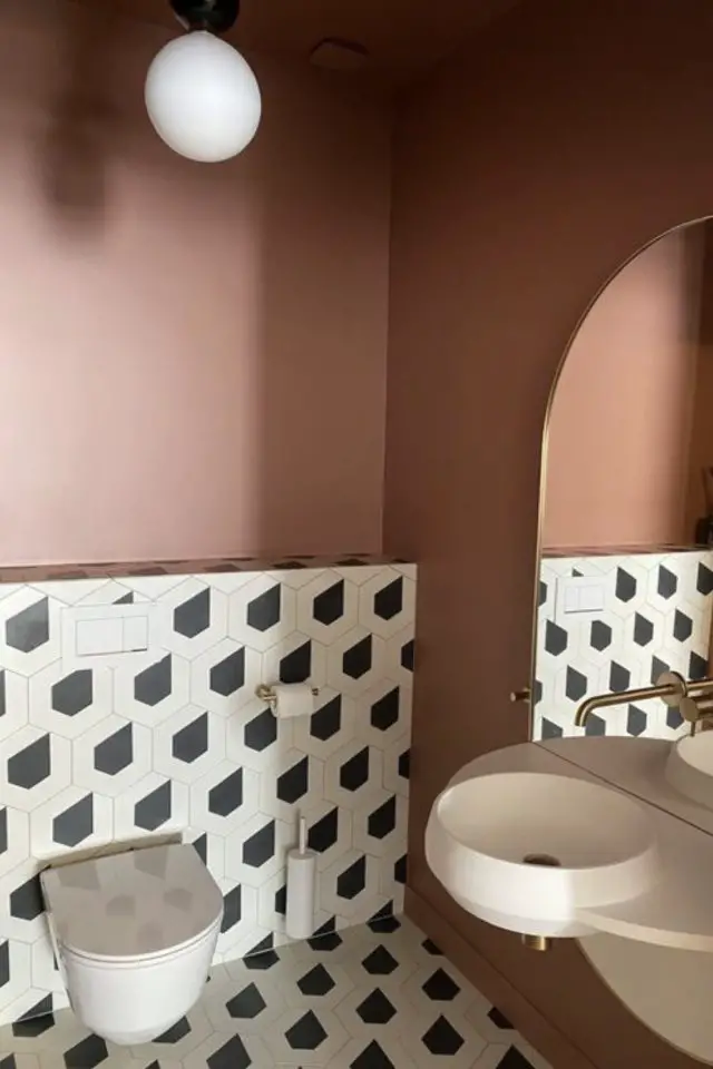 carrelage graphique contraste salle de bain soubassement moderne association peinture terracotta