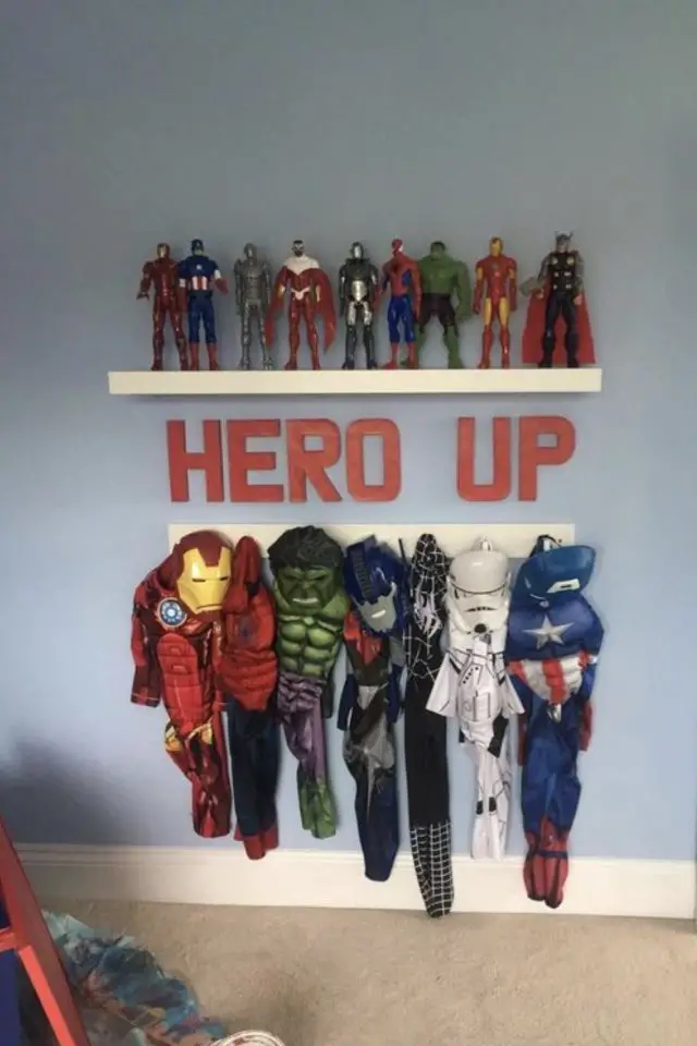 chambre garcon theme super heros exemple figurine costume patères murale étagère