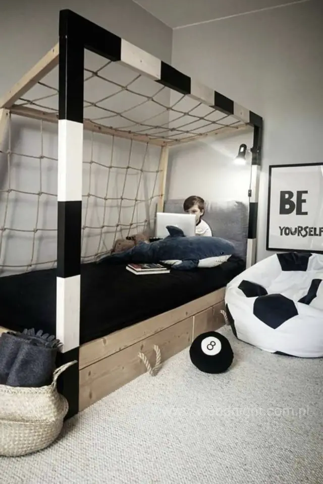 chambre petit garcon theme sport lit cage de football goal noir et blanc