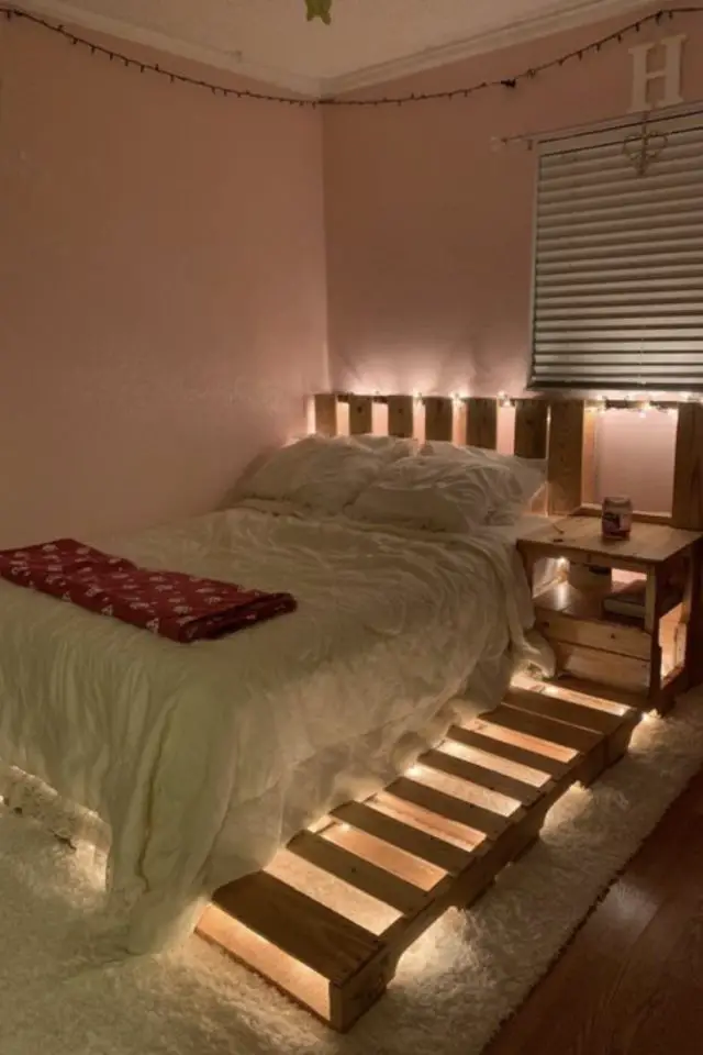 chambre recup palette lit DIY éclairage sous le lit original