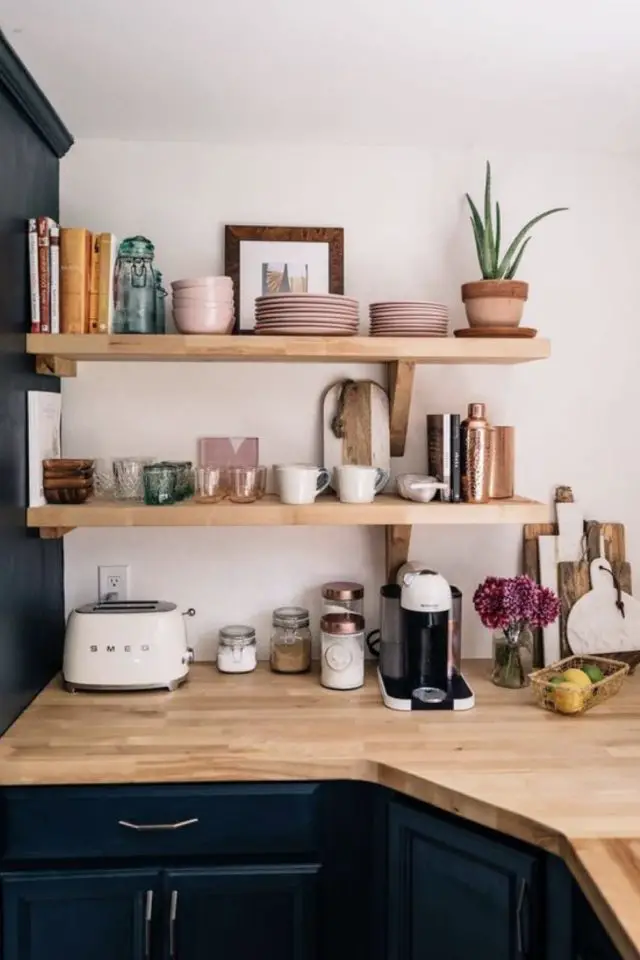 choix plante verte cuisine étagère au dessus du plan de travail bois moderne contraste blanc bois noir moderne