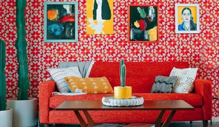 comment creer decor salon eclectique couleur canapé table basse vintage papier peint motif oeuvre d'art accrochées au mur