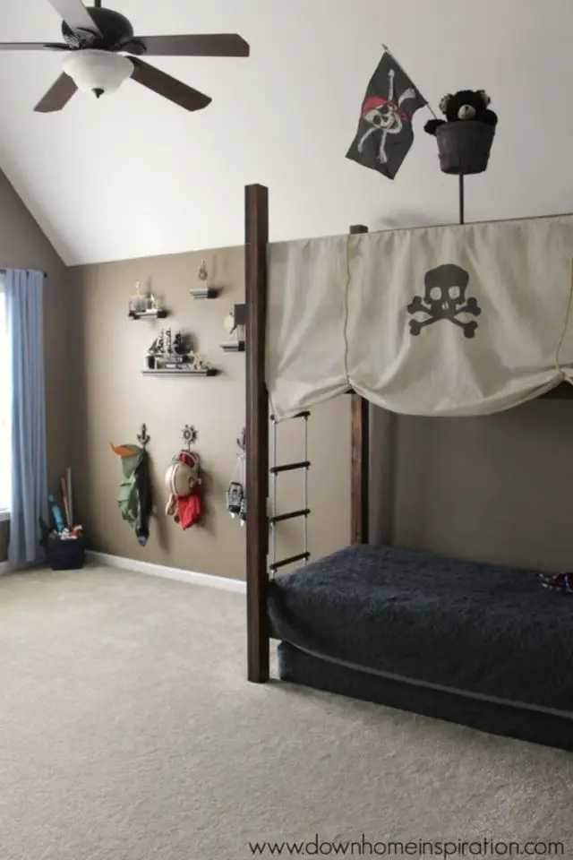 deco chambre garcon theme pirate lit mezzanine rideau tête de mort