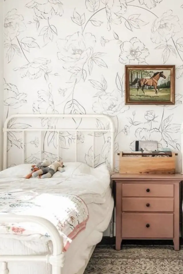 decor papier peint fleur exemple chambre enfant fillette blanche motif discret