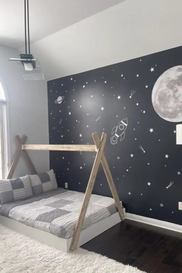 decor planete chambre petit garcon exemple déco murale ciel étoilé lune lit cabane en bois naturel